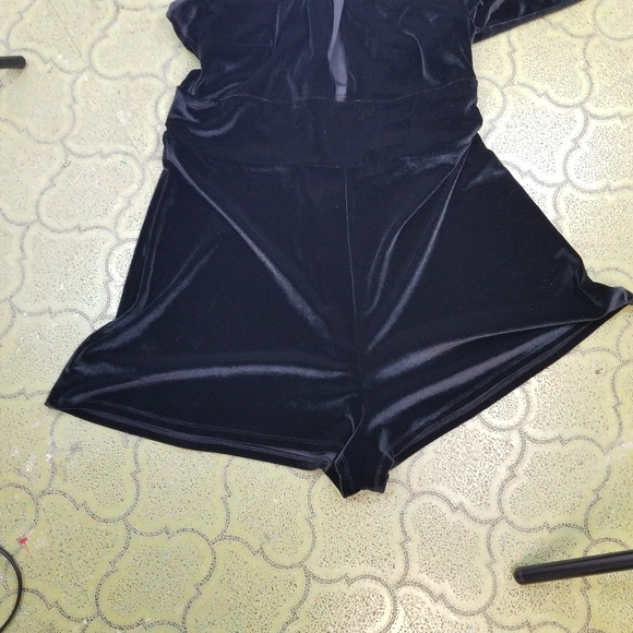 Express black velour long sleeve shorts romper - Picture 6 of 10